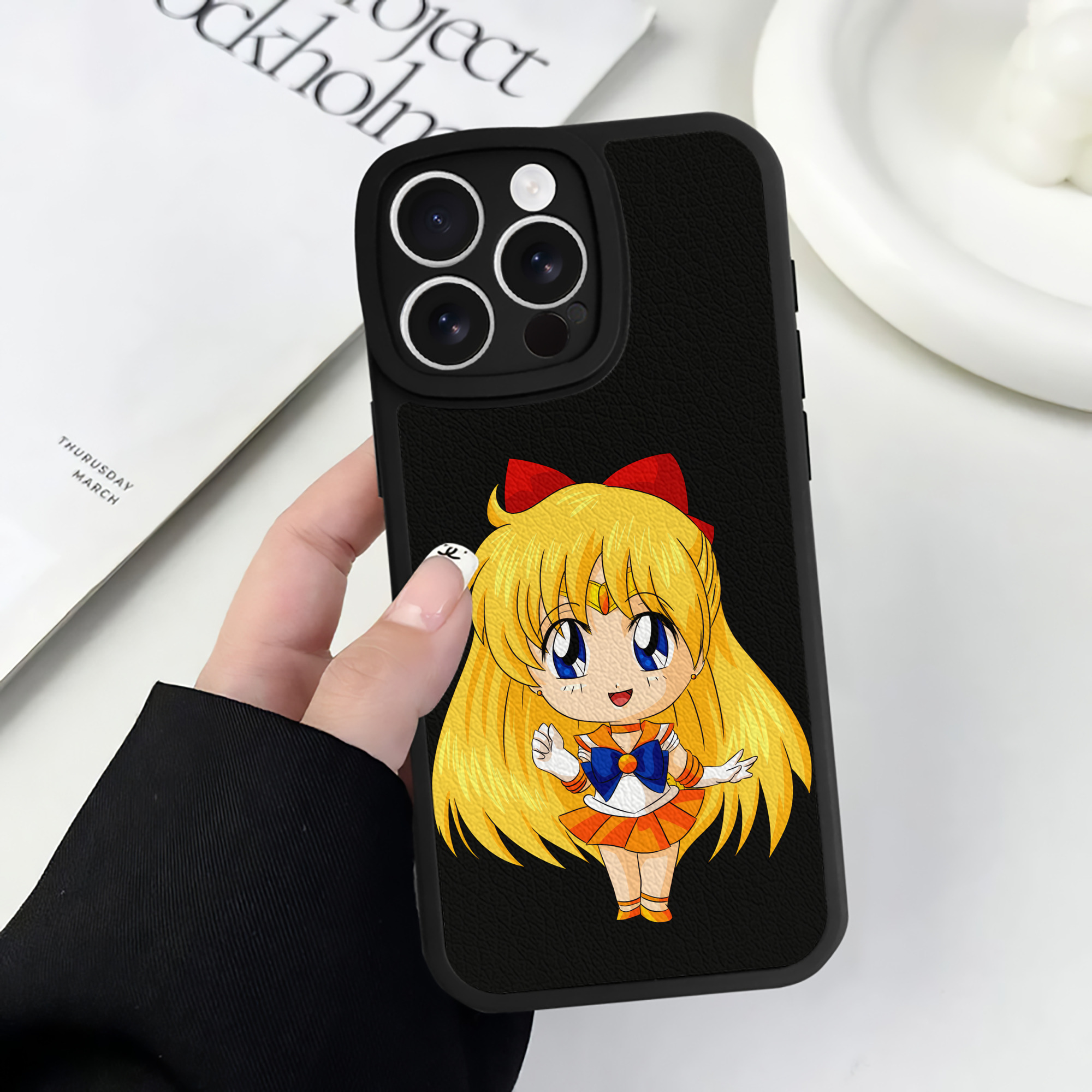 （画像用） 美少女戦士セーラームーン 愛野 美奈子 あいの みなこ Sailor Moon Aino Minako 【iPhone 16シリーズ対応】シリコンスマホケース（レザー調） 材質：シリコン